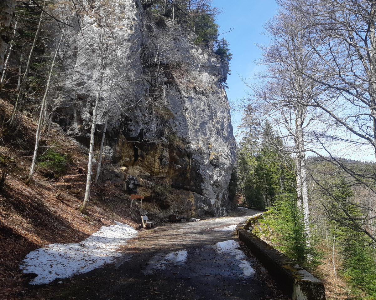 Le rocher de l’eau pendante, une curiosité locale sur l'ancienne route